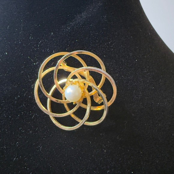 Jewelry - Gold Tone Flower Brooch Pin with Pearl Accent Elegant Vintage Style Jewelry